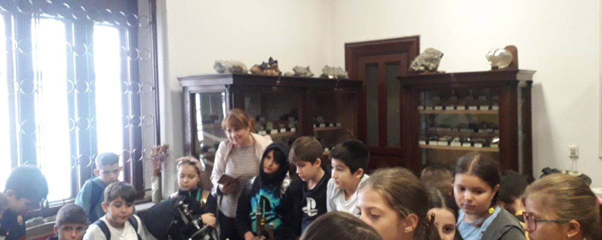 Copii in laboratorul Facultatii de Geologie si Geofizica Bucuresti, ivnatand despre fosile si minerale