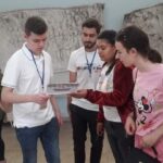 Voluntari cu copii la muzeu
