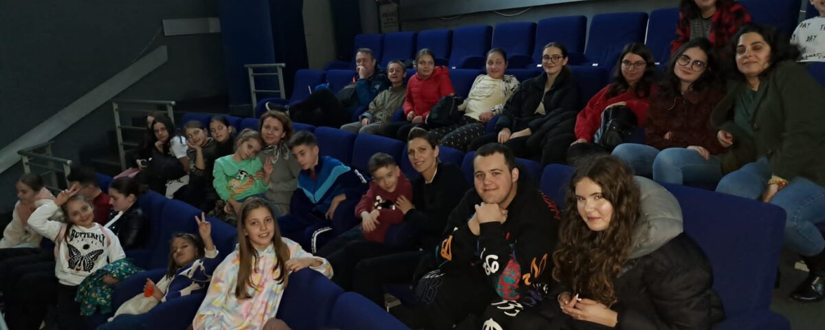 Copii de la Centrul Catehetic "Sfantul Mare Mucenic Gheorghe", parohia Progresul invitati la Cinemateca Eforie penru a vedea desenul animat "Cartea Junglei"