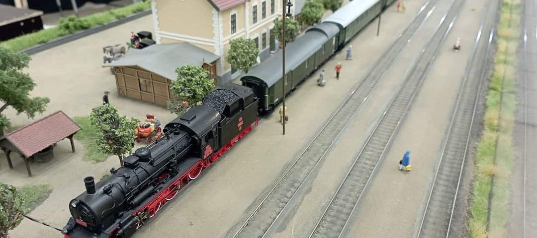 Copiii au fost invitati sa vada o macheta, diorama de tren electric