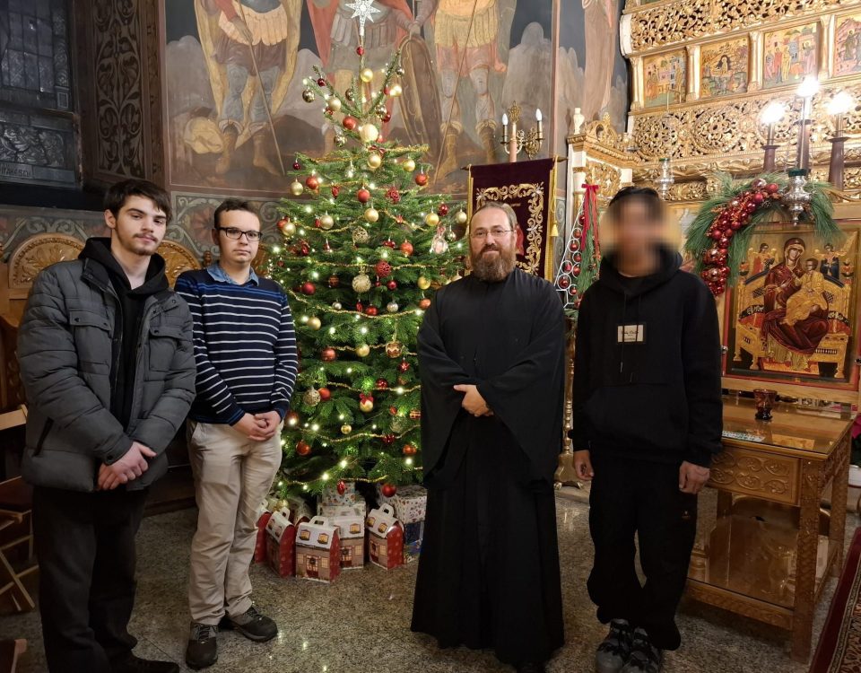 Voluntarii Asociatiei Istoria Povestita impreuna cu sponsorii au oferit masa de Craciun pentru 25 de familii din cadrul Bisericii Sfintii Apostoli