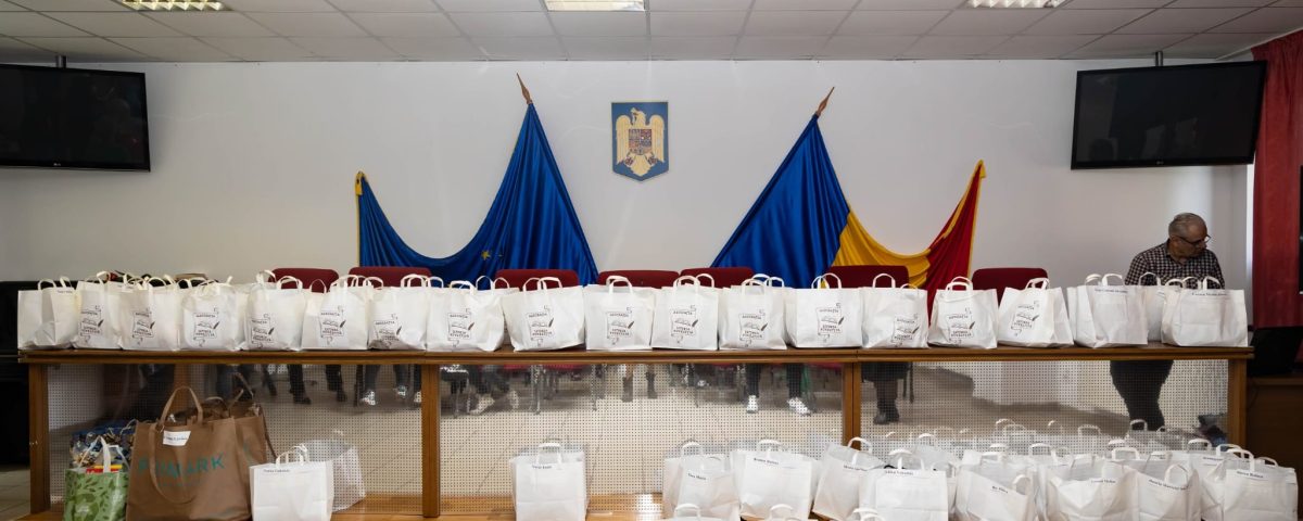 Copiii din sistemul de protectie impreuna cu Asociatia Istoria Povestita si donatori au primit "Straie noi de Pasti"