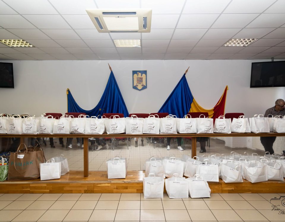 Copiii din sistemul de protectie impreuna cu Asociatia Istoria Povestita si donatori au primit "Straie noi de Pasti"