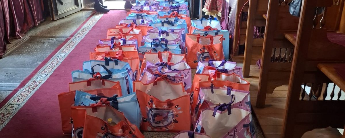 50 de pachete cu alimente pentru masa de Paste au fost pregatite cu ajutorul donatorilor ce au sustinut evenimentul Sub ocrotirea Floriilor - Lumina Pastelui pentru masa celor uitati