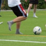 Copii jucand fotbal desculti